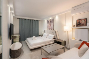 Seabreeze Luxury Condo in Flisvos Marina